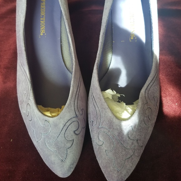 Predictions Shoes - Vintage Suede Pumps by Predictions -  Lavender
